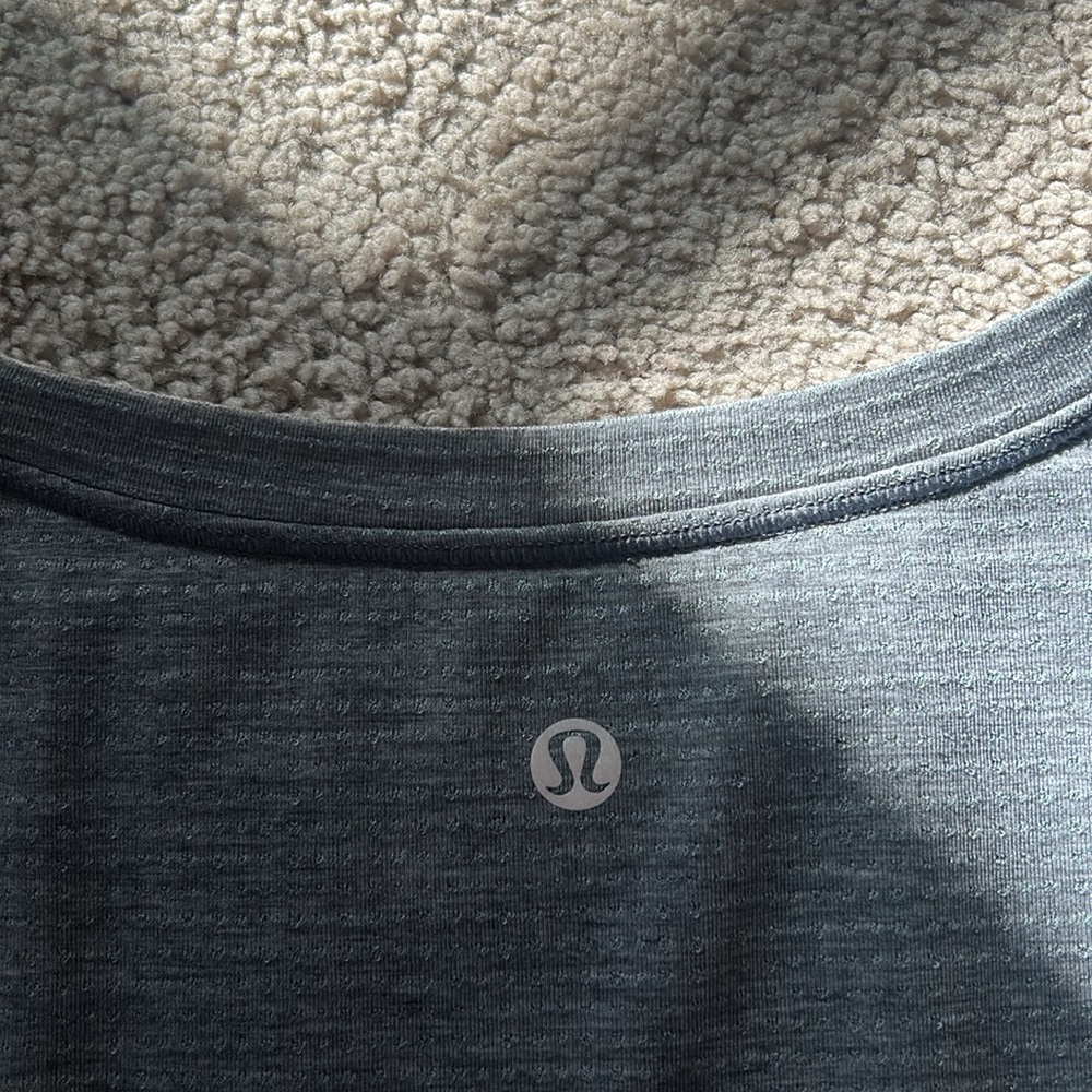 Lululemon Gray Loose Cropped Long sleeve - size 6 - Picture 3 of 3